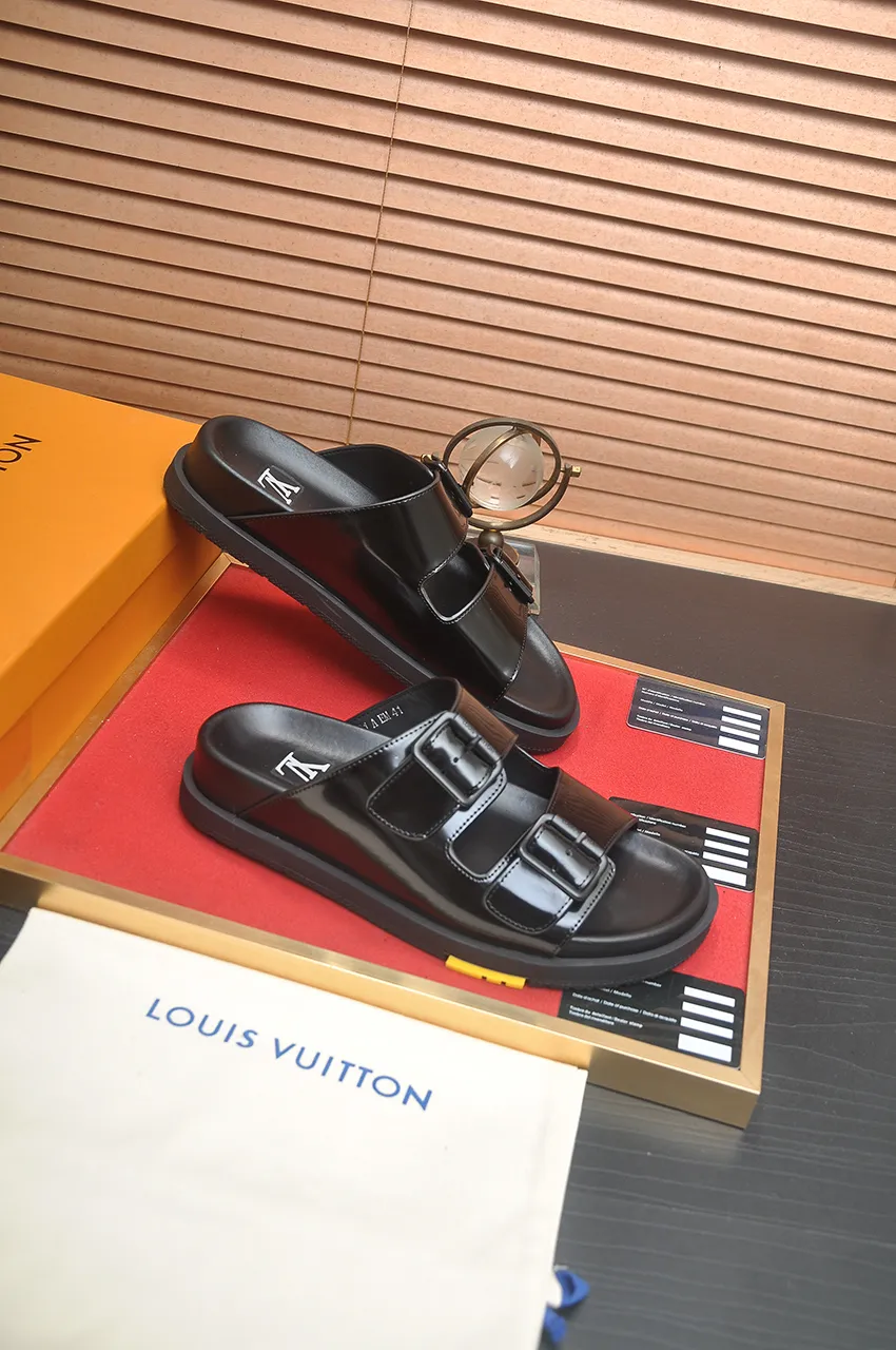 Men's shoes 💰400💶 [Louis Vuitton LV slippers] (high-end cowhide) counter 1:1 fashion style, a must-have for summer! The designer used LV’s iconic outsole. The original simple slippers instantly become fashionable! The upper is made of flexible special cowhide leather straps alternately, and the workmanship is exquisite! A must-have for stylish men in summer, size 38-45 (45 customized)